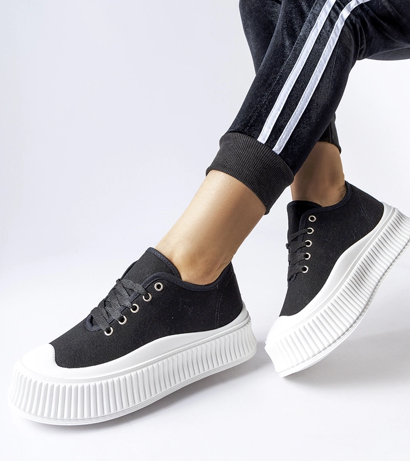 Černé tenisky na tlusté bílé platformě Rina