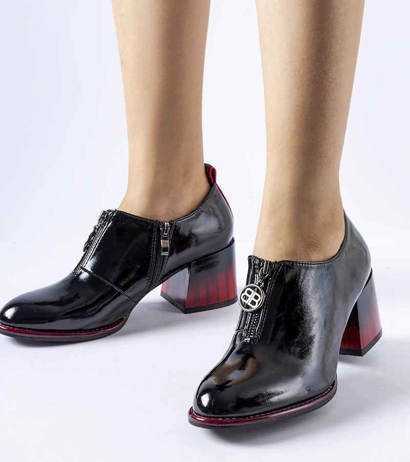 Černé lakové kotníkové botky na podpatku Allyriane