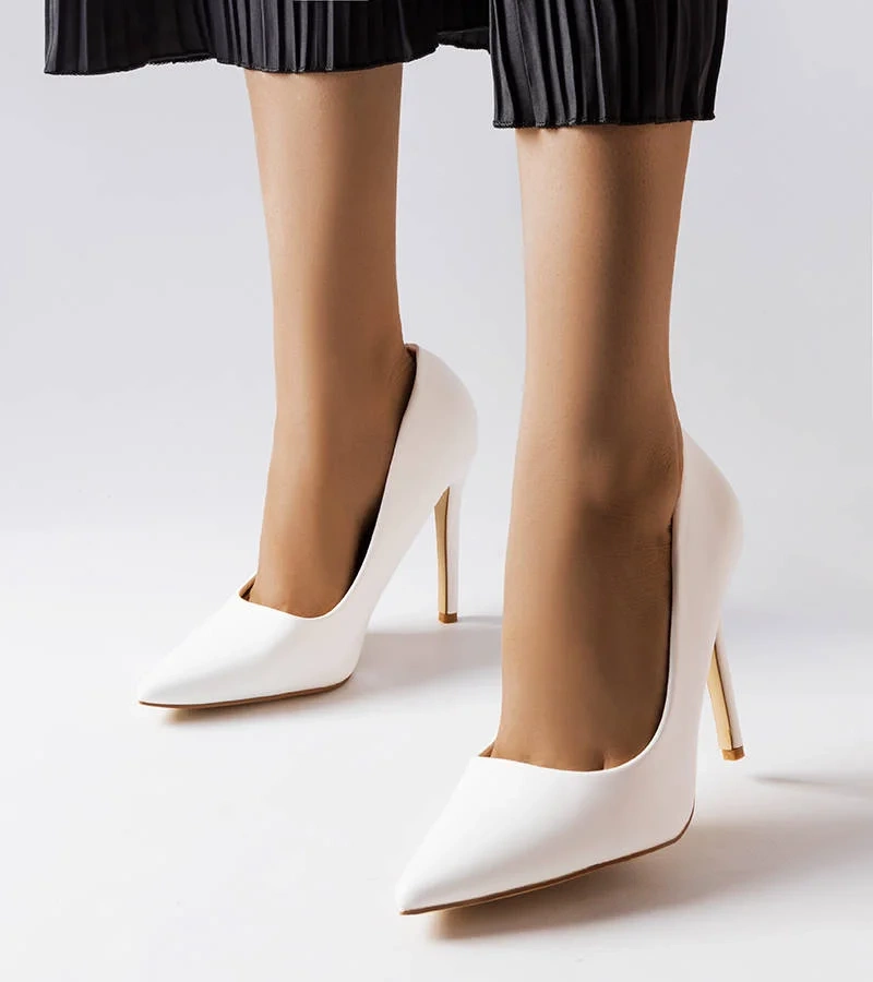 Bílé klasické jehlové podpatky Delis