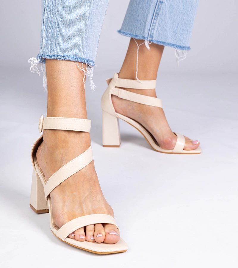 Béžové sandály na podpatku s přezkou Runaz