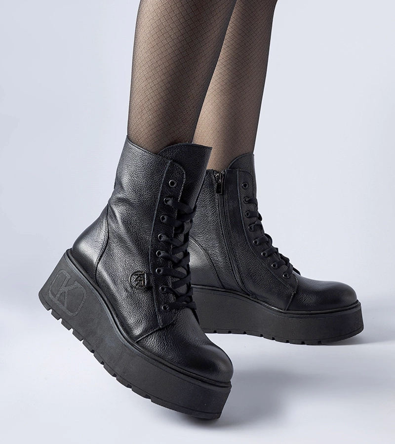 Černé kožené botky na platformě Karino