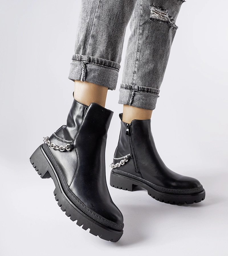 Černé kotníčkové boty s řetězem Muqaddim