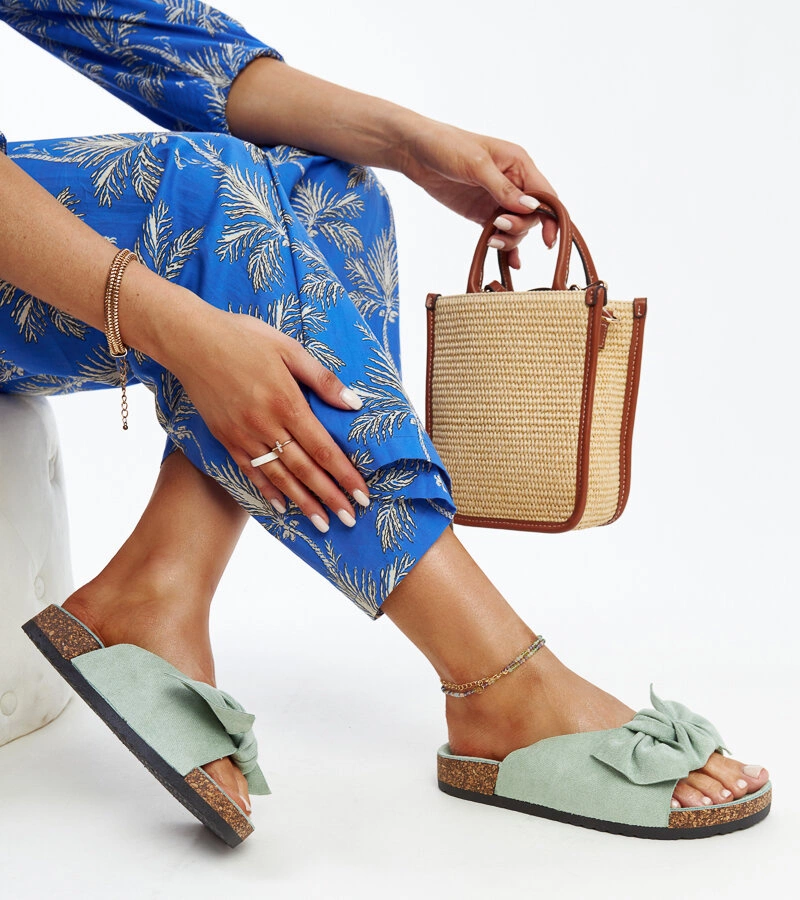 Světle zelené pantofle na korkové podrážce Aamu