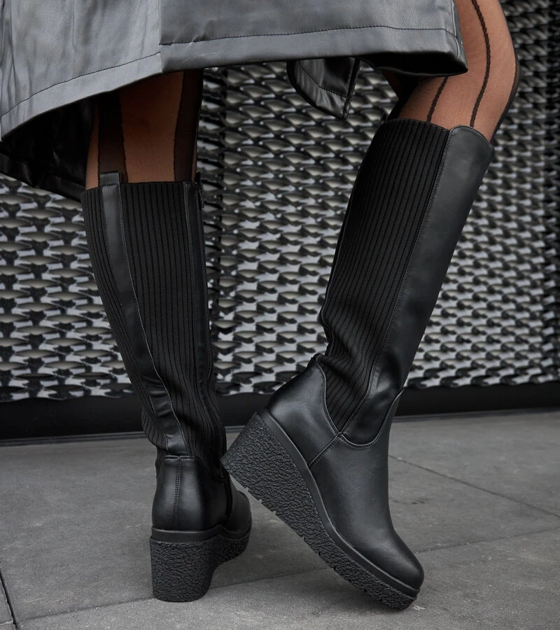 Černé zateplené kozačky na klíně Monforte