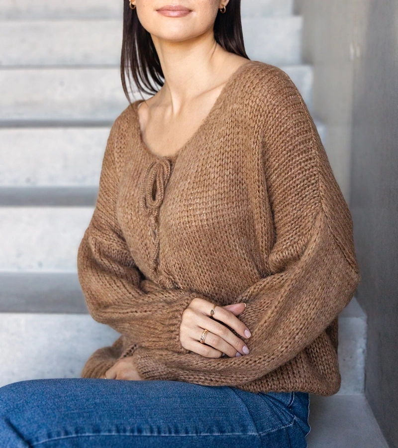 Brunetový svetr Sumaia s vázáním.