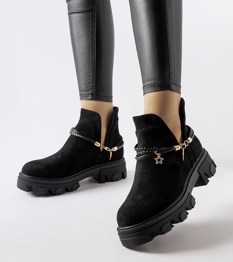 Černé vyřezávané botky s náramkem Accettura