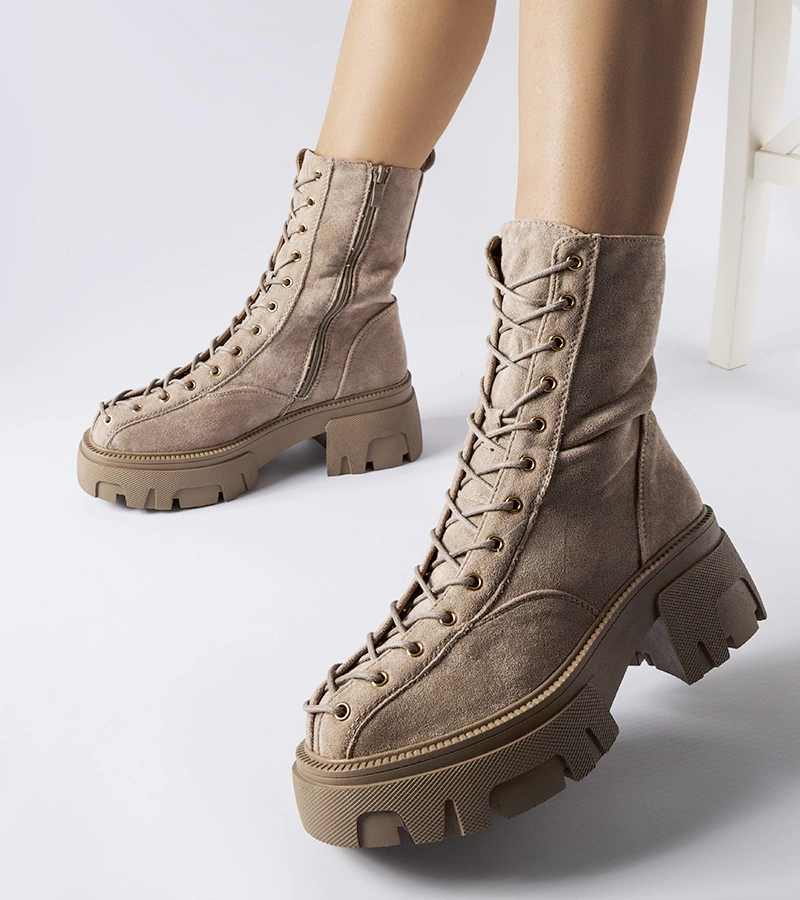 Hnědé kozačky zdobené šněrováním Amola