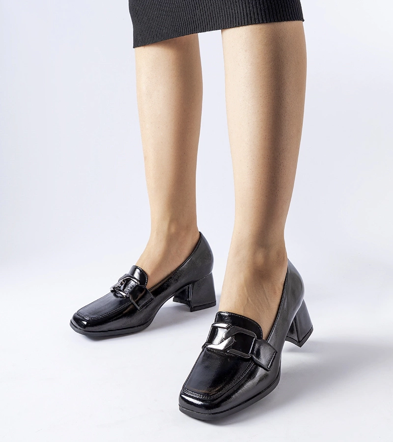 Černé lakované lodičky s přezkou Poiano