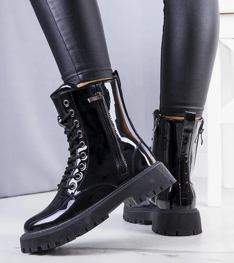 Černý izolovaný boty Sido