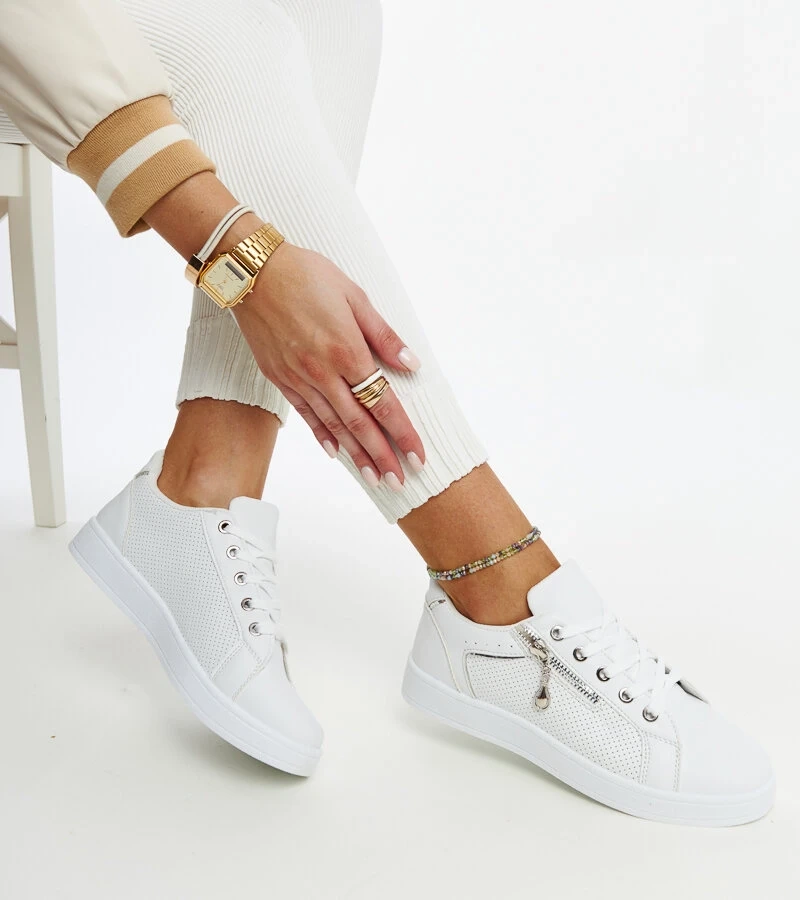 Bílé sportovní boty zdobené perforací Chiusi