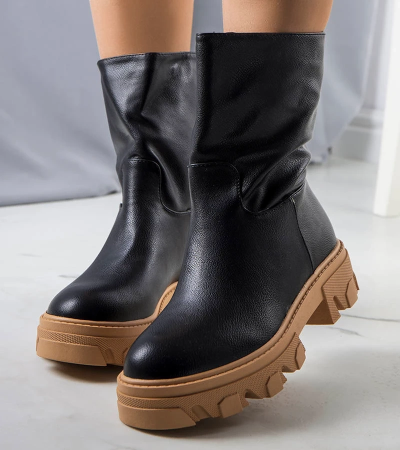 Černá boty izolovaná Lesa