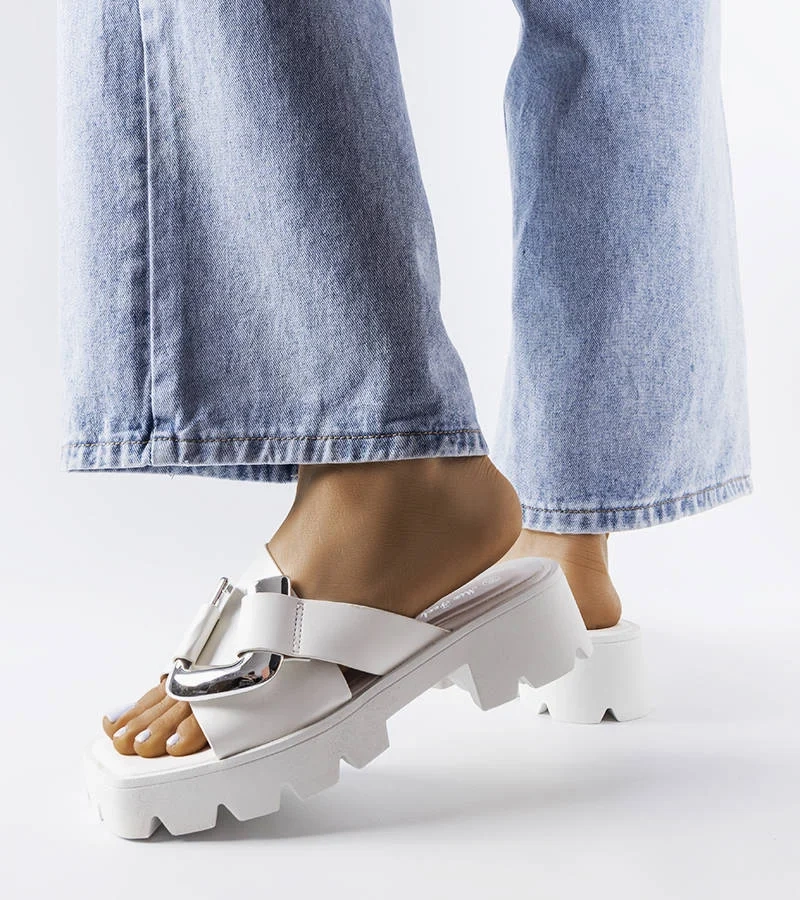 Bílé žabky na traktorové podrážce od Carceri