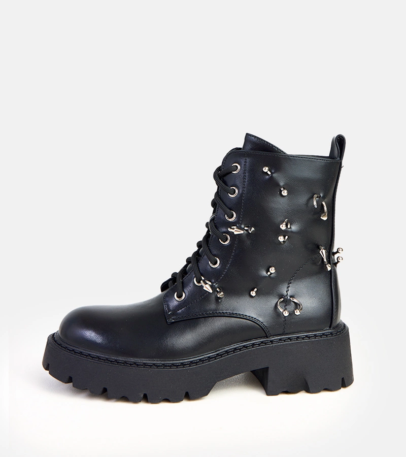 Černé kotníkové boty na platformě s kovovými ozdobami Ebony