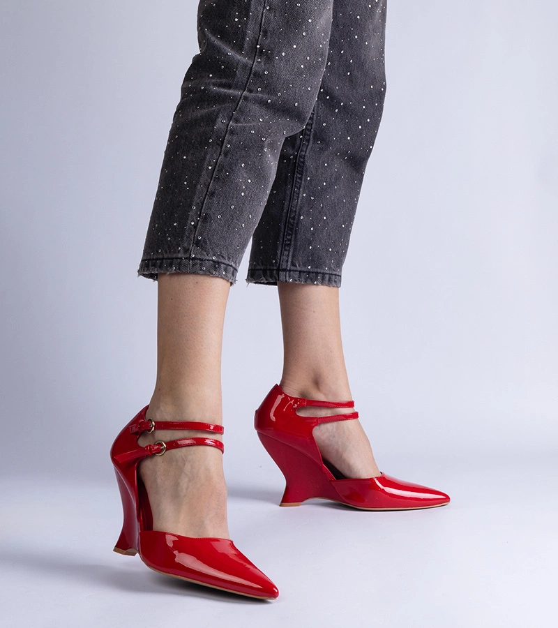 Červené lakované lodičky na klínku s přezkami Vizario