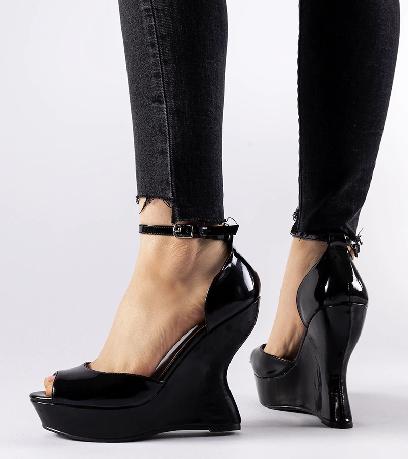 Černé lakované sandály na klínku Flangan