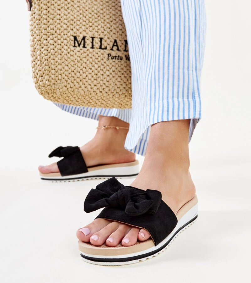 Černé pantofle na nízkém podpatku od Mikhaila