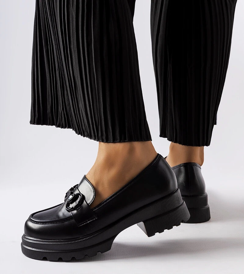 Černé mokasíny s černou sponou Morubio