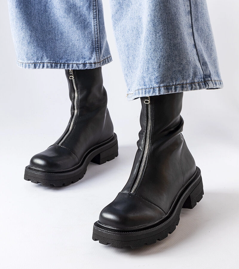 Černé pevné boty na zip od značky Scura