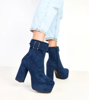 Námořnická modrá