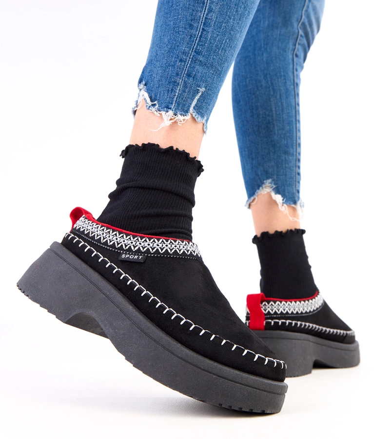 Černé pantofle zdobené výšivkou na platformě Serena