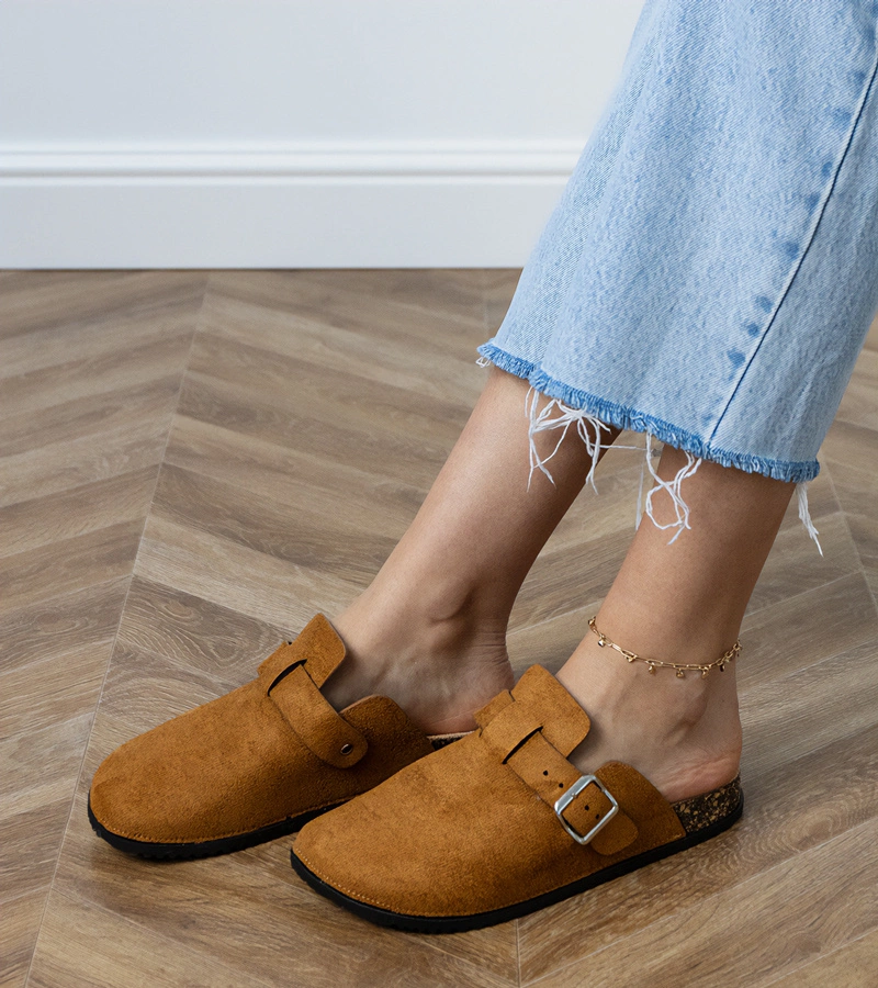 Hnědé pantofle s uzavřenou špičkou na korkové podrážce Lerins