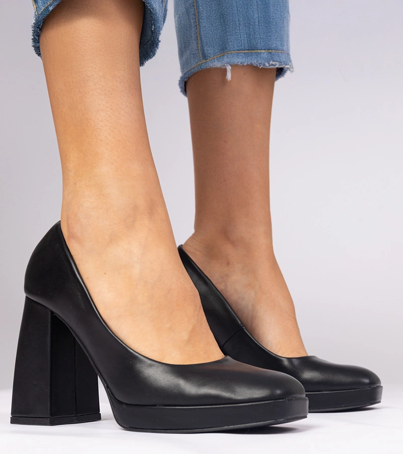 Černé lodičky na masivním podpatku s hranatou špičkou Irenois