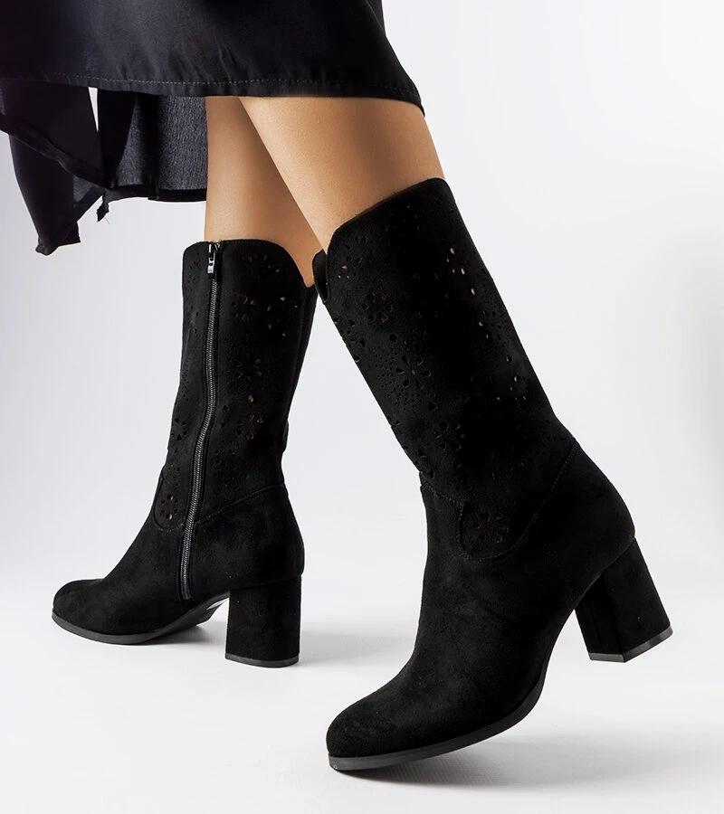 Černé prolamované boty na jehlovém podpatku od Vergiate