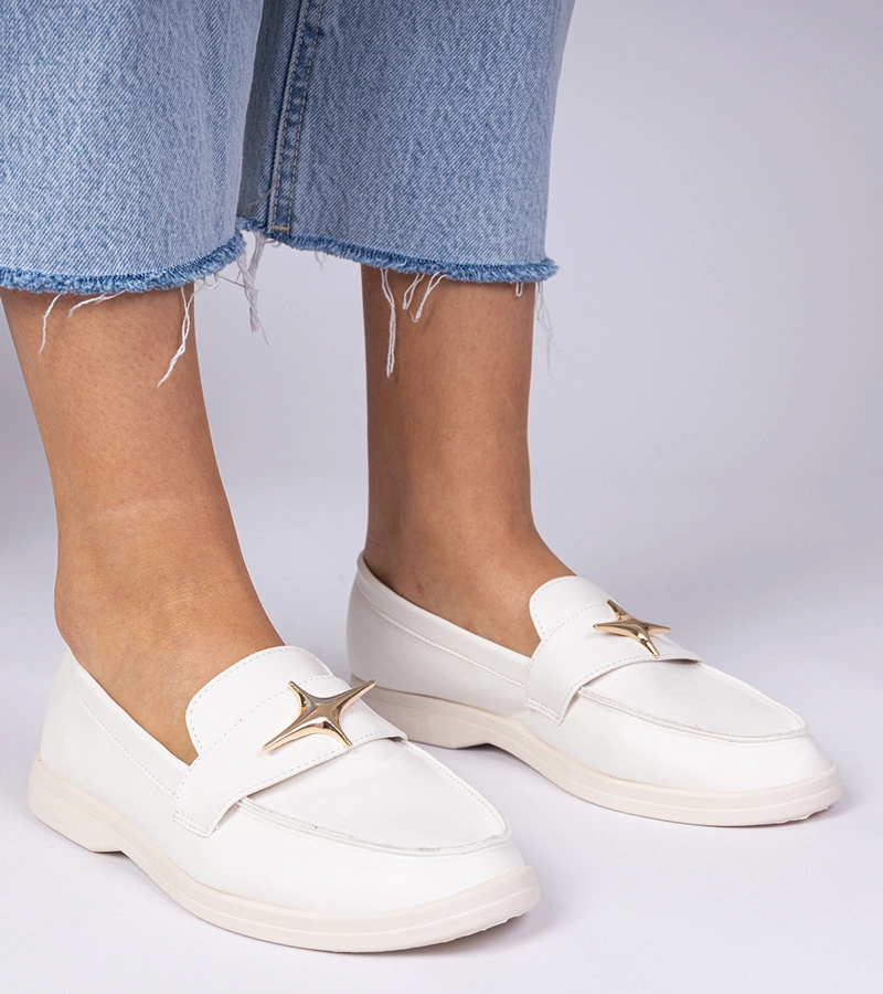 Bílé dámské mokasíny se zlatou ozdobou Senna