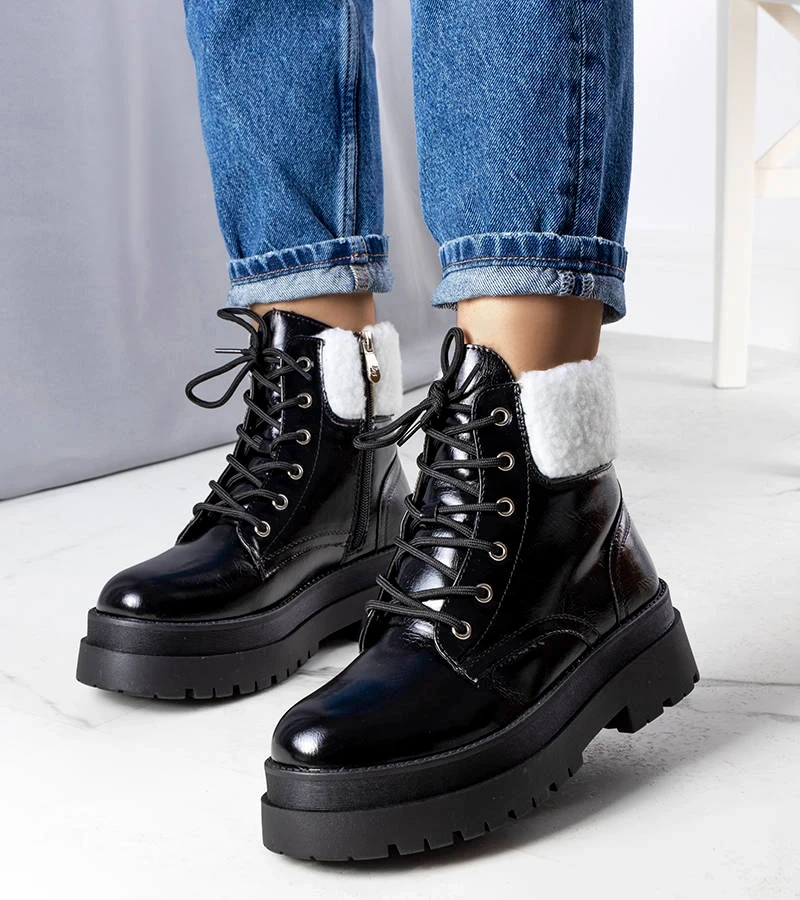 Černé zateplené boty z ovčí kůže od společnosti Bryas