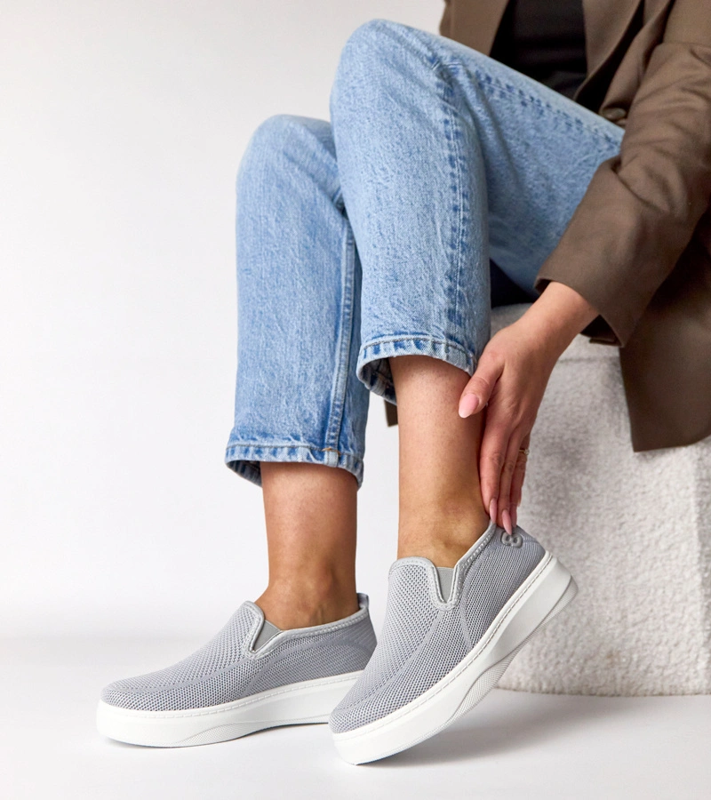 Šedé látkové tenisky na klínku Céleste