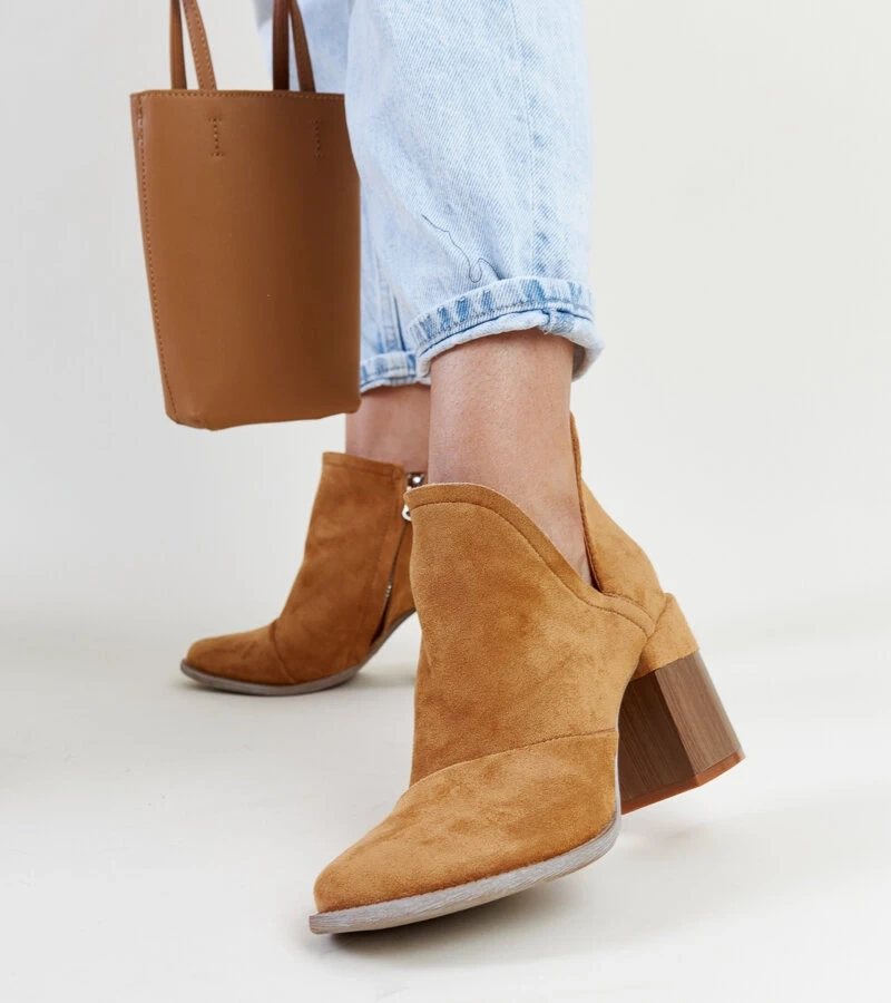 Hnědé kotníčkové boty s výřezem na podpatku od Brankka