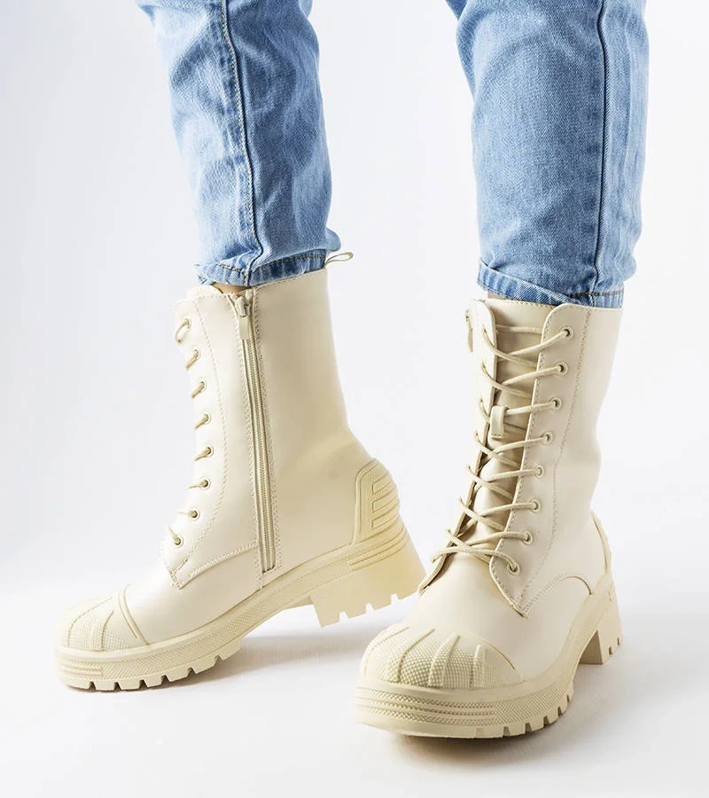 Světle béžové boty na silnější podrážce od značky Manara