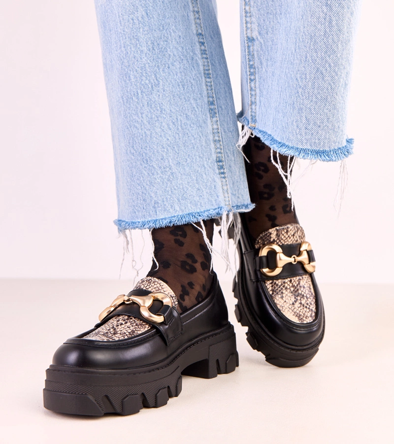 Černé mokasíny s motivem hadí kůže a zlatou ozdobou Ruben