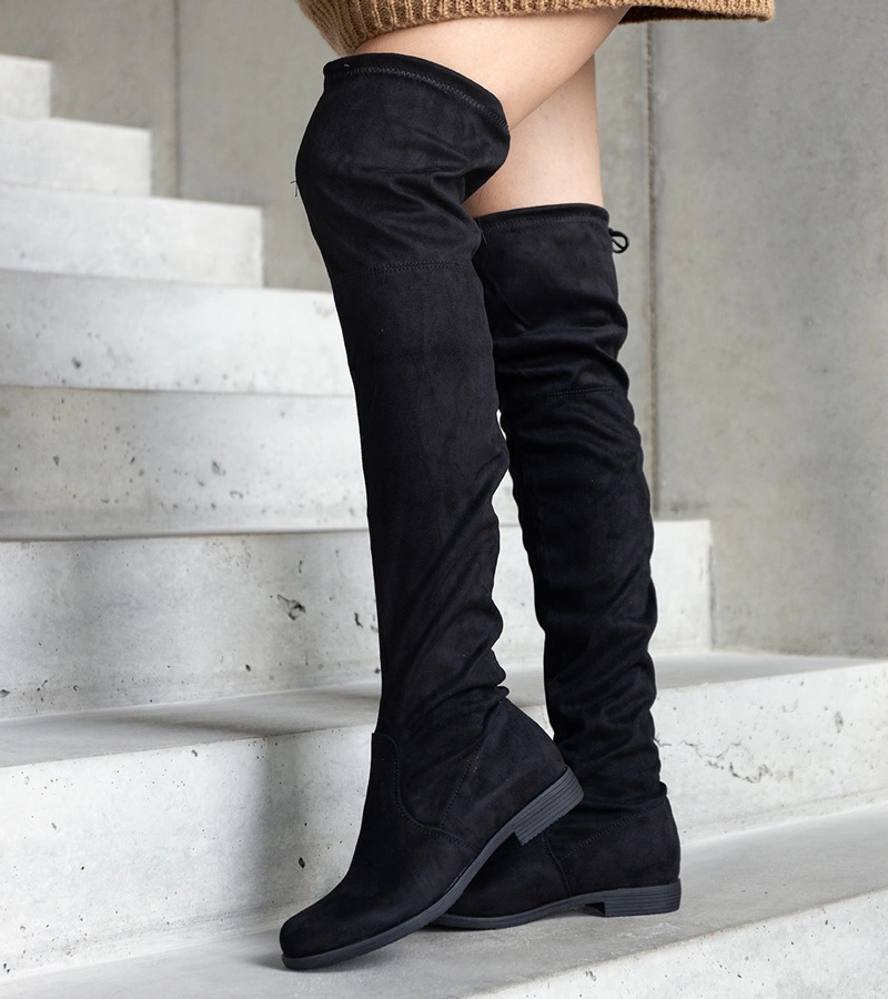 Černé dlouhé kozačky na platformě z eko-veluru Hallora.