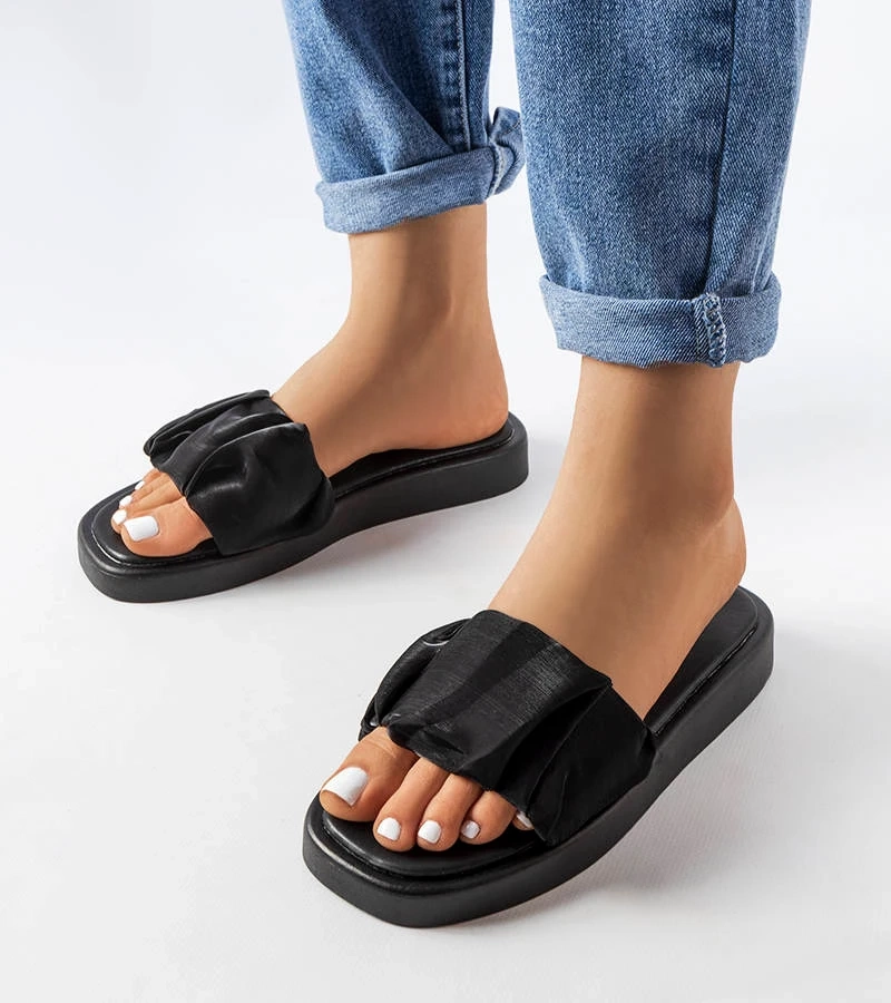 Černé žabky zdobené Boulevardským záhybem