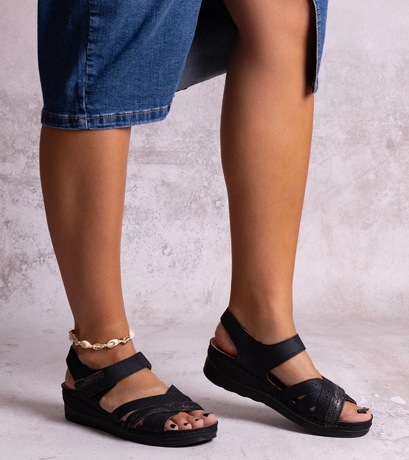 Černé sandály na nízkém podpatku Areja