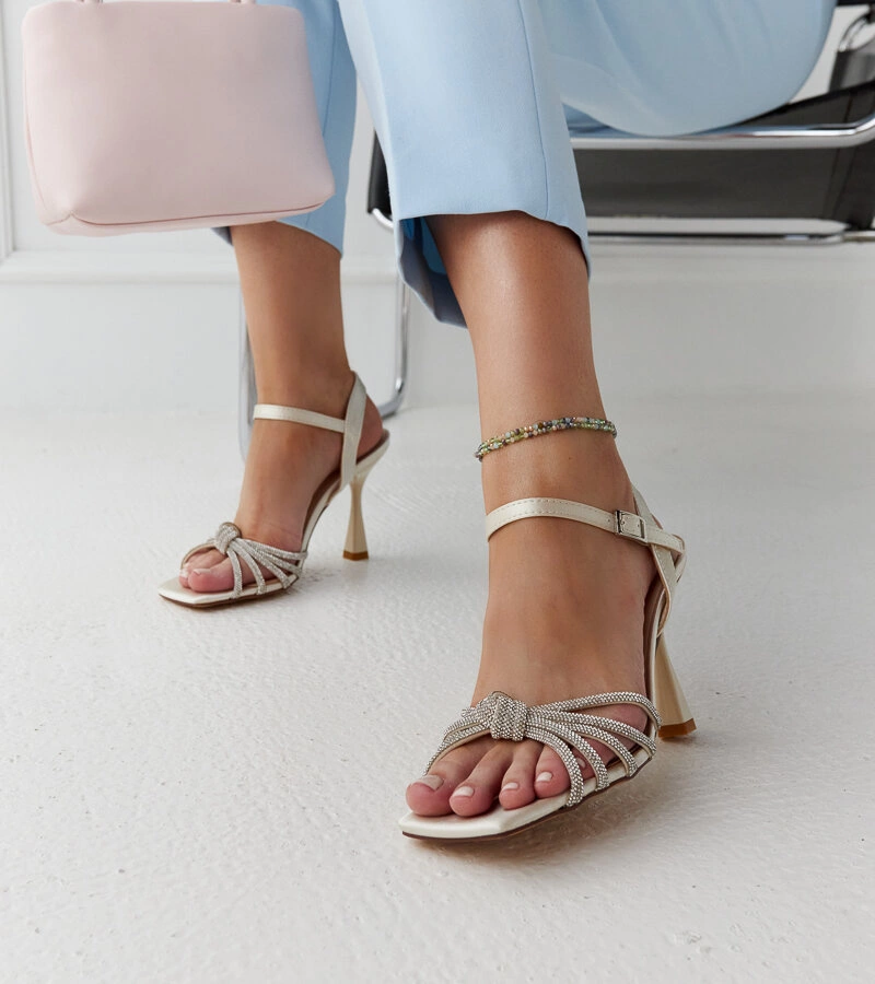 Světle béžové lesklé sandály na podpatku Ankica