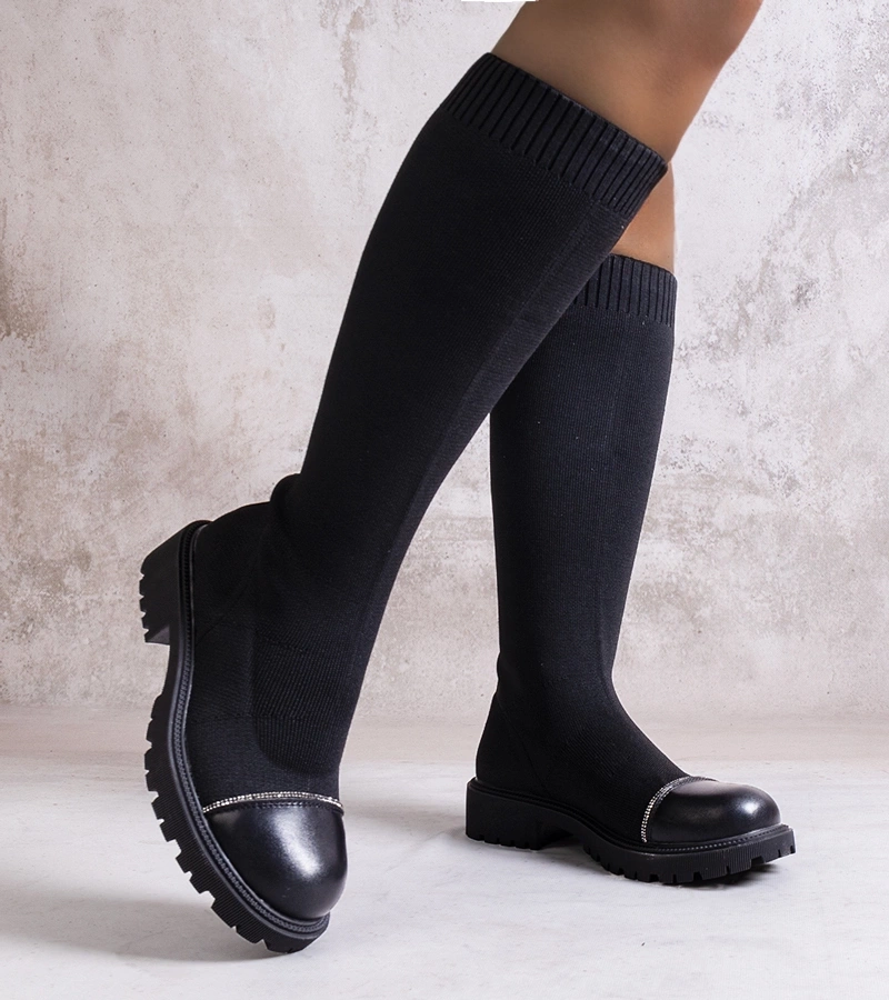 Cerné kozačky zdobené zirkony Sayega.