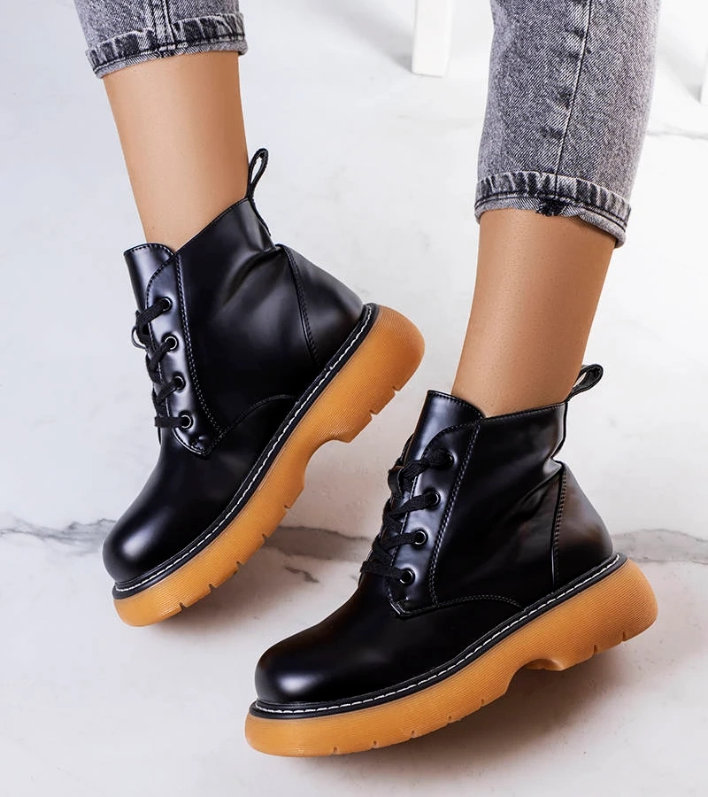 Žlutý boty izolovaný Lutero