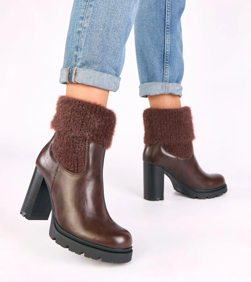 Hnědé kotníkové boty na podpatku se zdobeným svrškem Randy