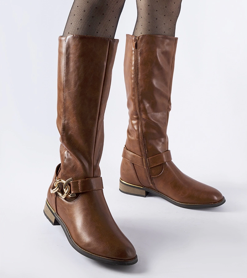 Hnědé zateplené kozačky zdobené sponou Ortega