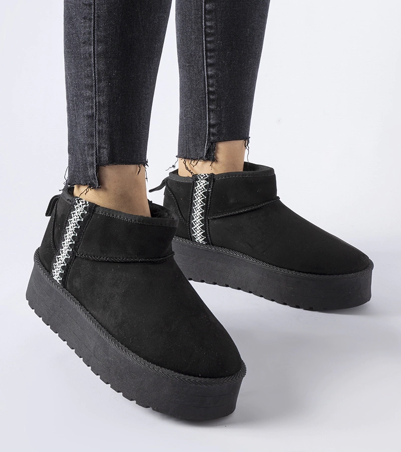 Černé sněhule na platformě Dennison