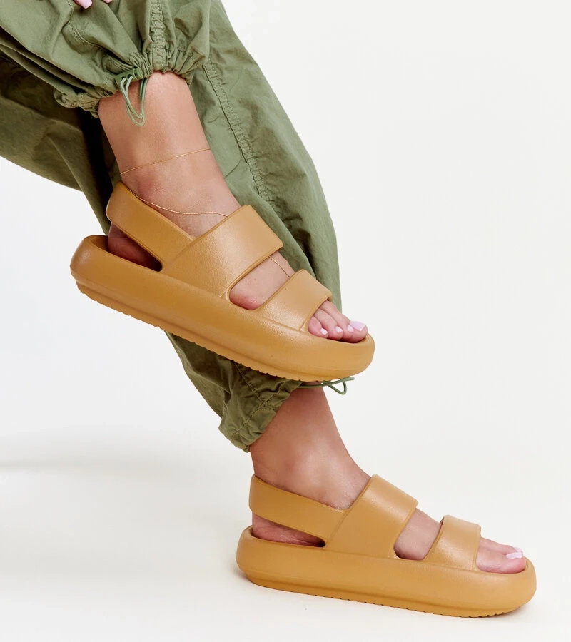 Hnědé sandály Attiana