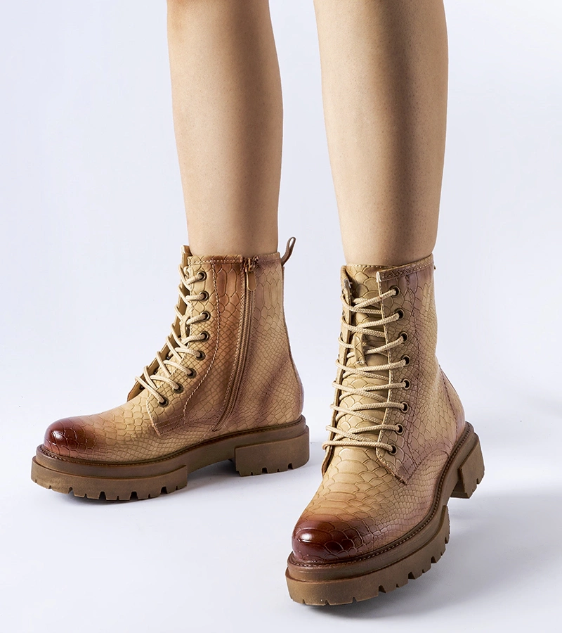 Tmavě béžové zvířecí trapery se vzorem Suviana