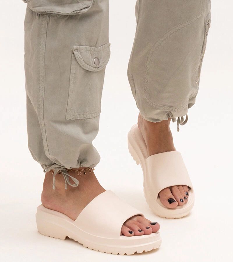 Bežové pantofle na tlusté podrážce Soiza