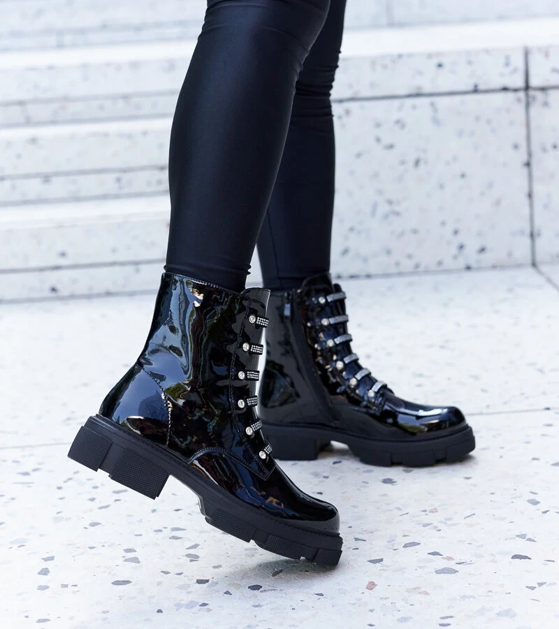 Černé lakované kotníčkové boty se zirkony Sfaranda