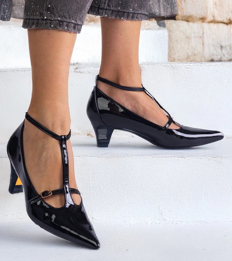 Czarne lodičky lakované na nízkém podpatku s přezkami Imisa