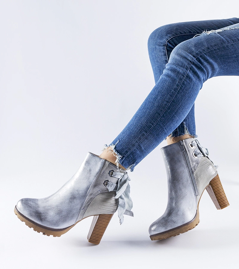 Stříbrné kotníkové boty na sloupku Bourgeois