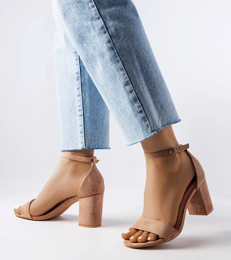 Béžové sandály Lourna na nízkém jehlovém podpatku