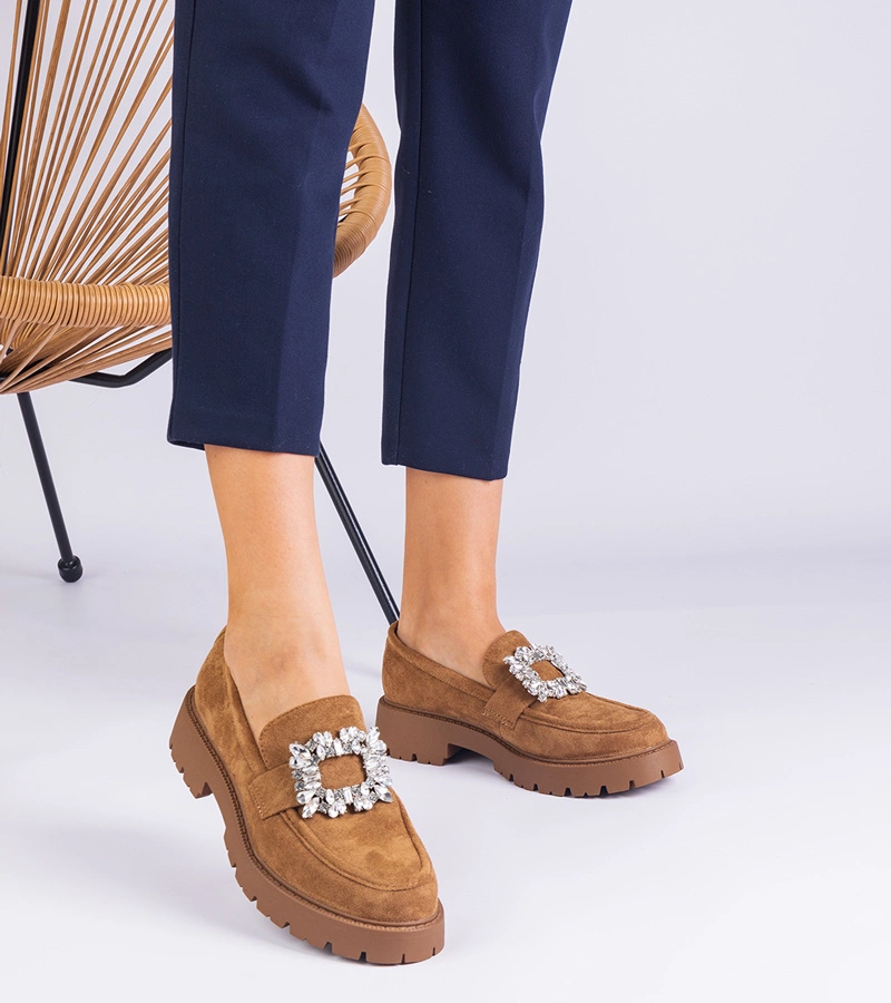 Hnědé dámské mokasíny z ekosemiše s elegantní ozdobou Peletino